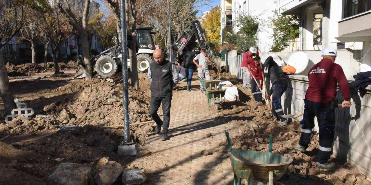 Uğur Mumcu Parkında peyzaj ve üst yapı çalışmaları başladı