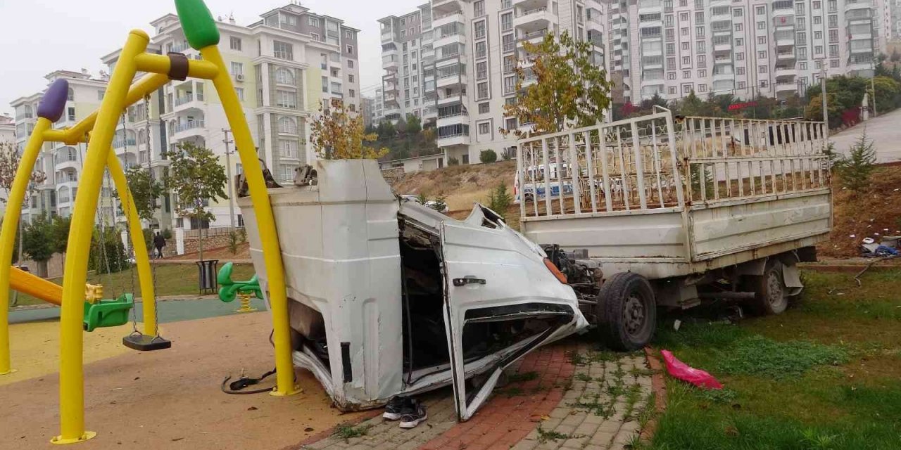 Kupası açılarak oyun parkına dalan kamyonetin sürücüsü hayatını kaybetti