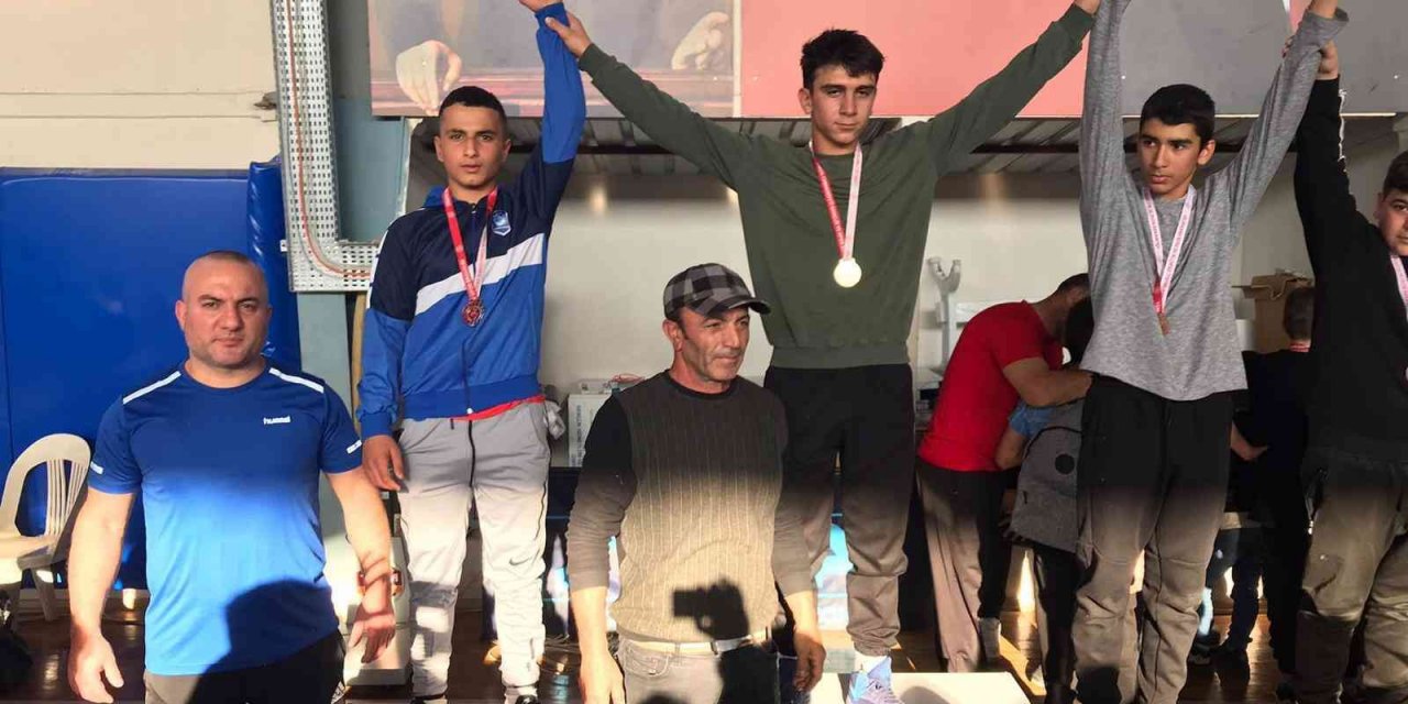 Yunusemreli güreşçiler İzmir’den madalyalarla döndü