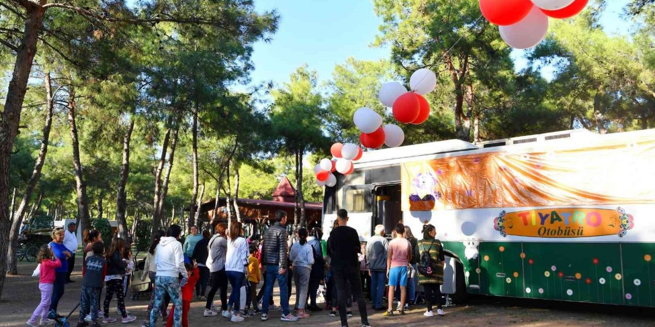 Çocuklar Tiyatro Otobüsü’nü sevdi