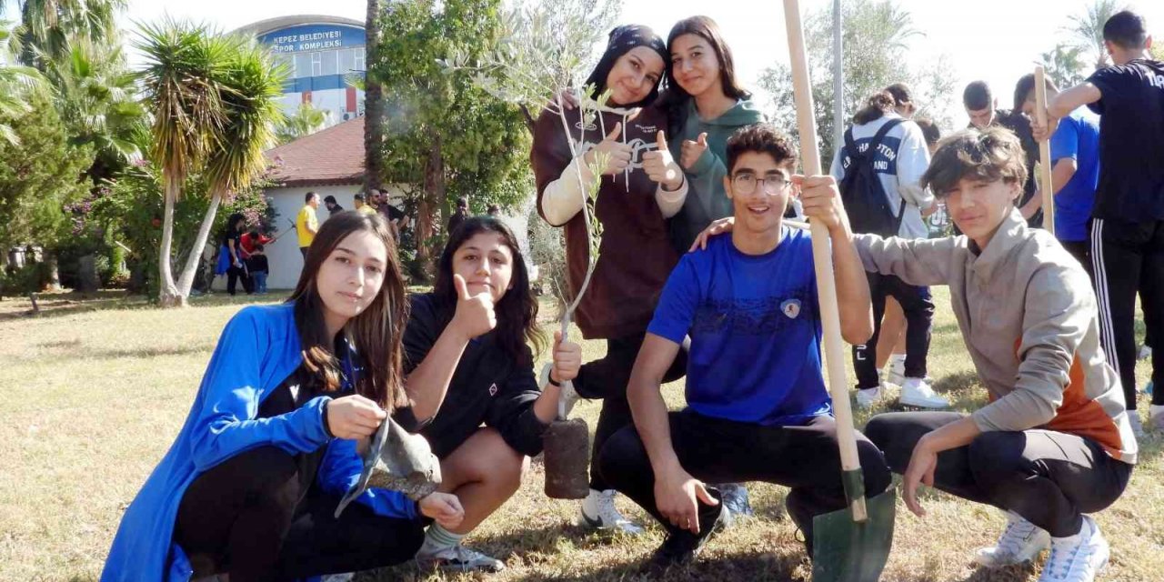 Geleceğin sporcuları zeytin fidanı dikti