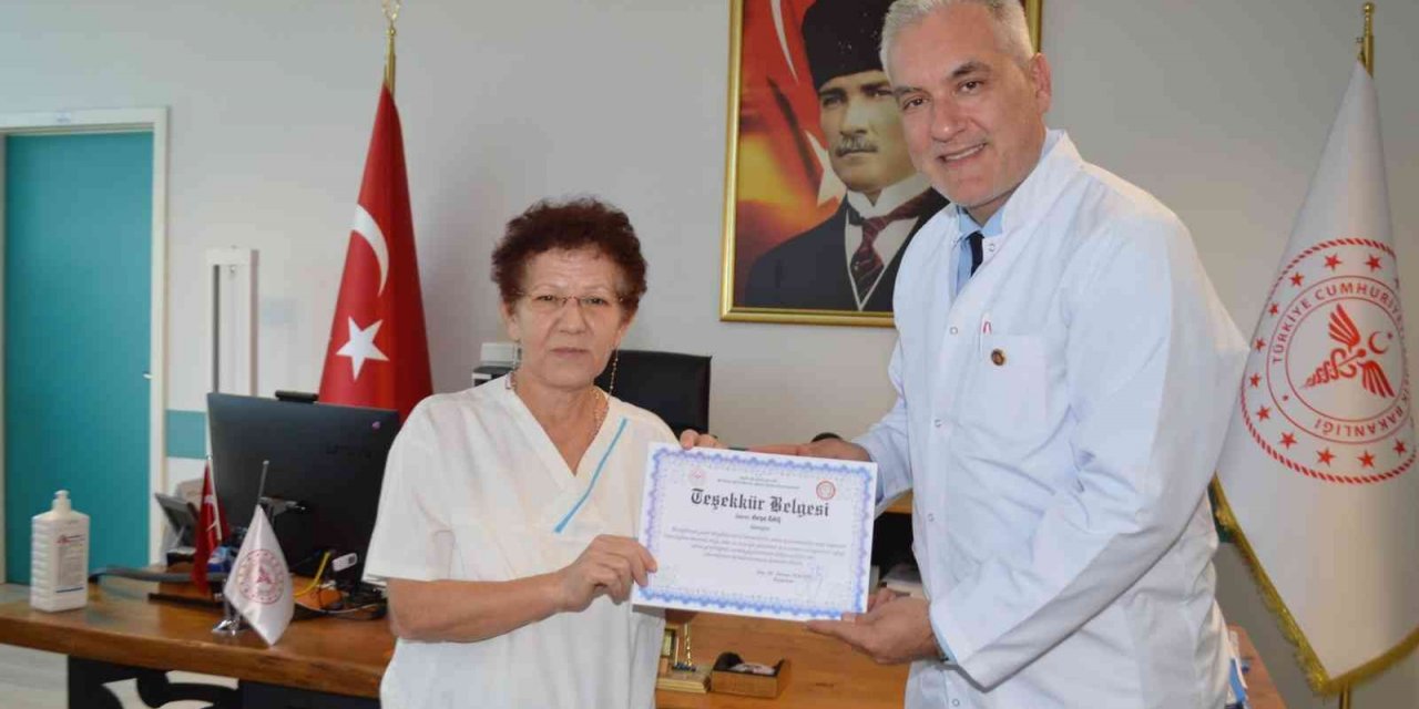Muğla’da meslekte 40’ıncı yılını dolduran hemşireye teşekkür belgesi verildi