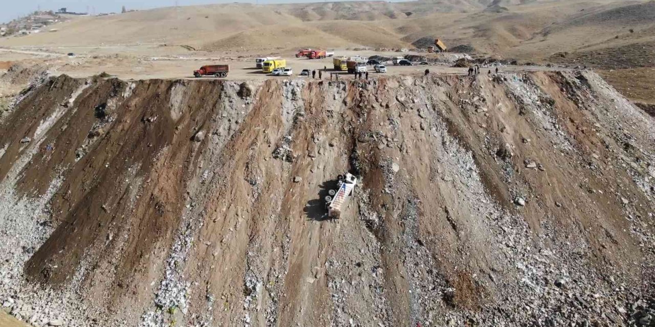 Molozları boşaltırken uçuruma yuvarlanan kamyonun sürücüsü ölümden döndü