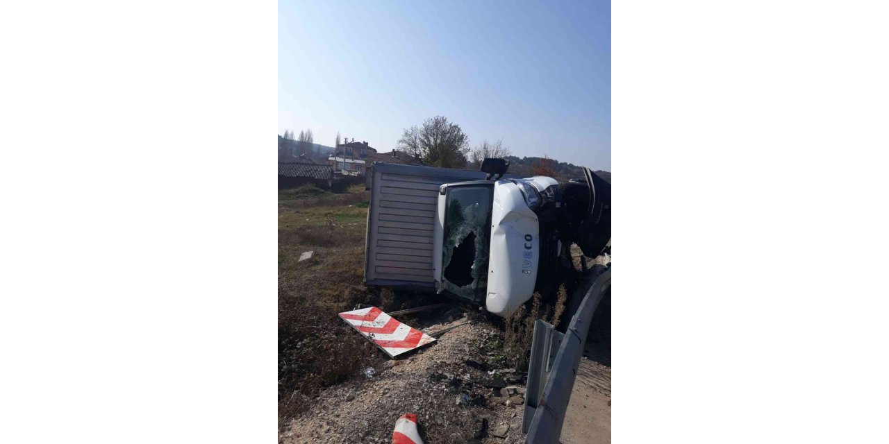Kontrolden çıkan kamyonet devrildi, sürücüsü yaralandı