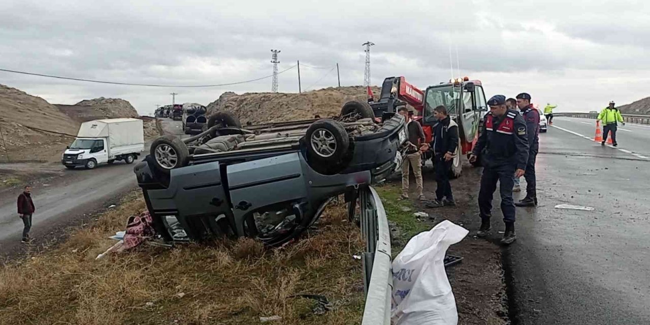 Bariyerlere çarpıp devrildi: 3 yaralı