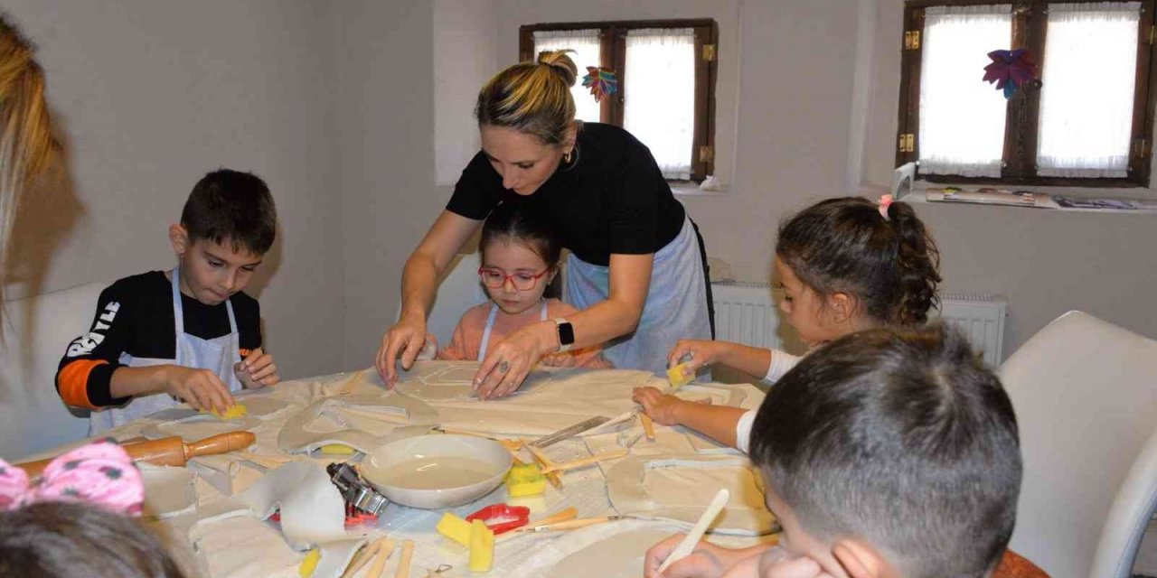 Minikler özenle kendi fotoğraf çerçevelerini yaptı