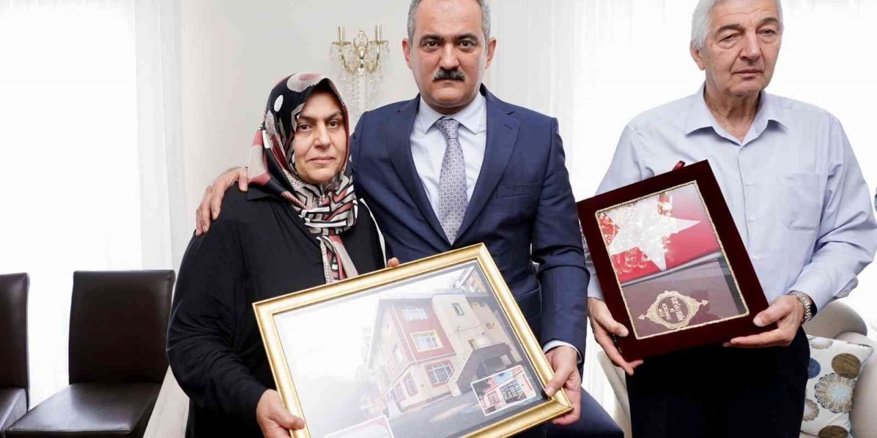 Bakan Özer’den İstiklal Caddesi’ndeki saldırıda hayatını kaybeden aileye ziyaret