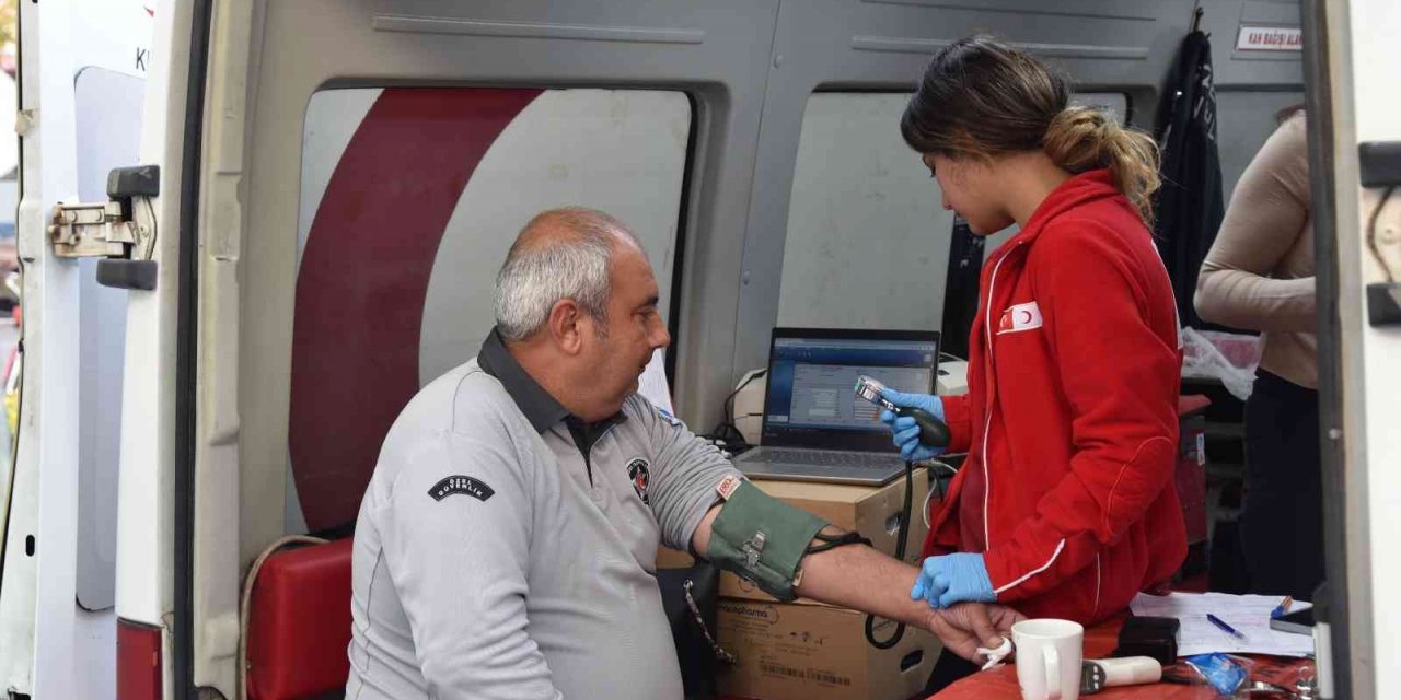 Yunusemre personelinden kan bağışı