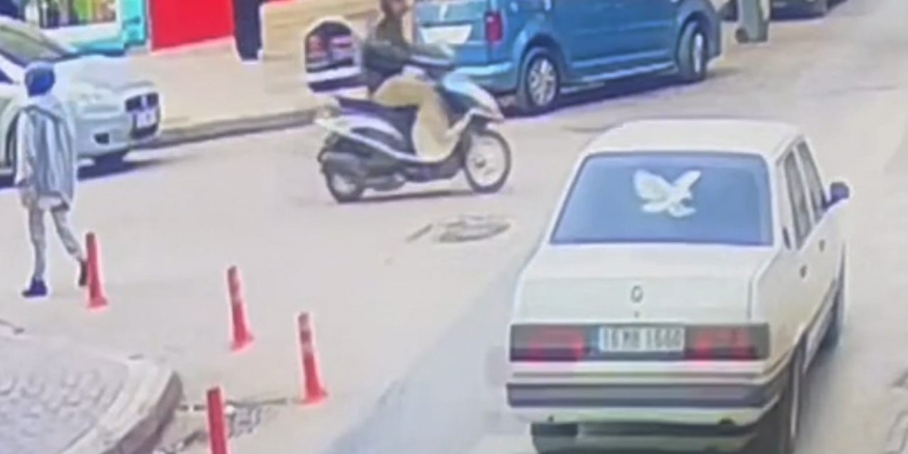 Otomobilin çarptığı motosikletli mağazaya daldı : O anlar kamerada