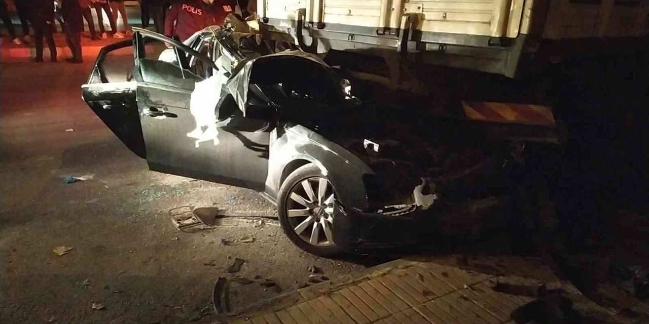 Kontrolden çıkan otomobil park halindeki tırın altına girdi: 1’i ağır 2 yaralı