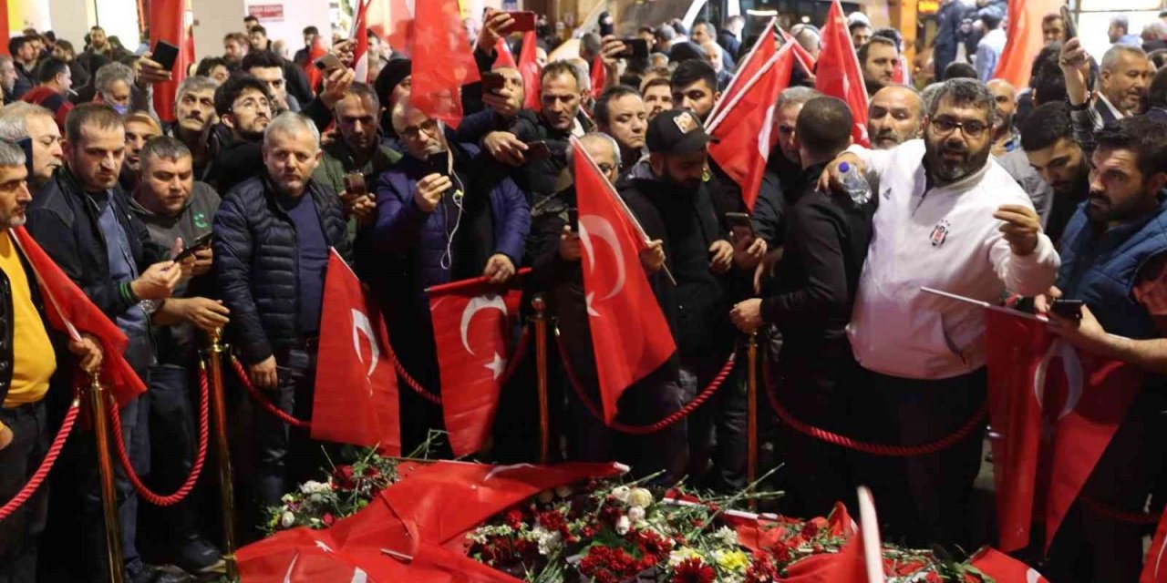 Taksiciler İstiklal Caddesi’nde bombalı saldırıyı kınamak için karanfil bıraktı