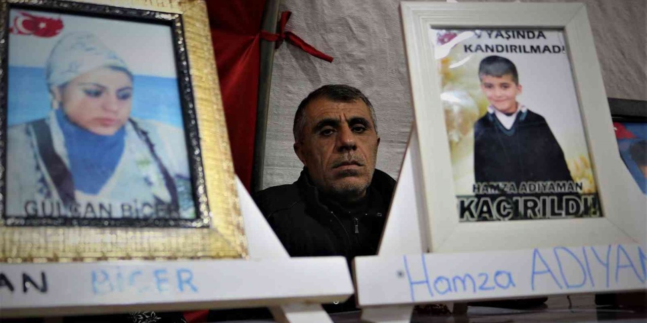 Evladının hasretiyle her sabah çocuğunun yolunu gözlüyor