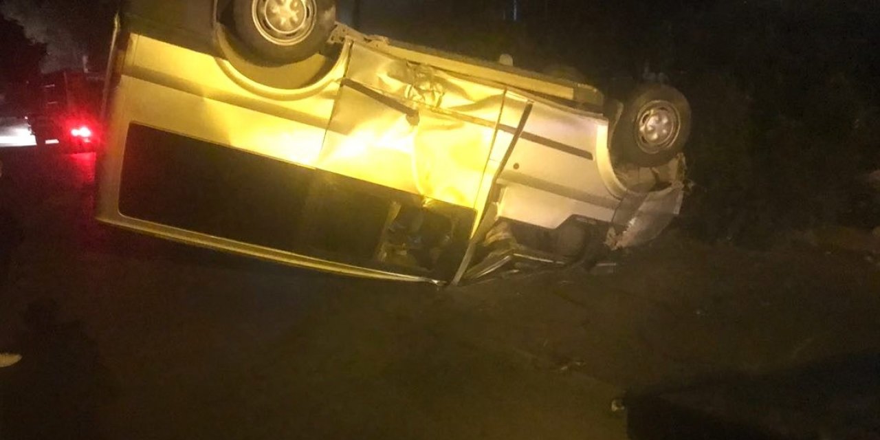 Takla atan minibüsteki 2 kişi yaralandı