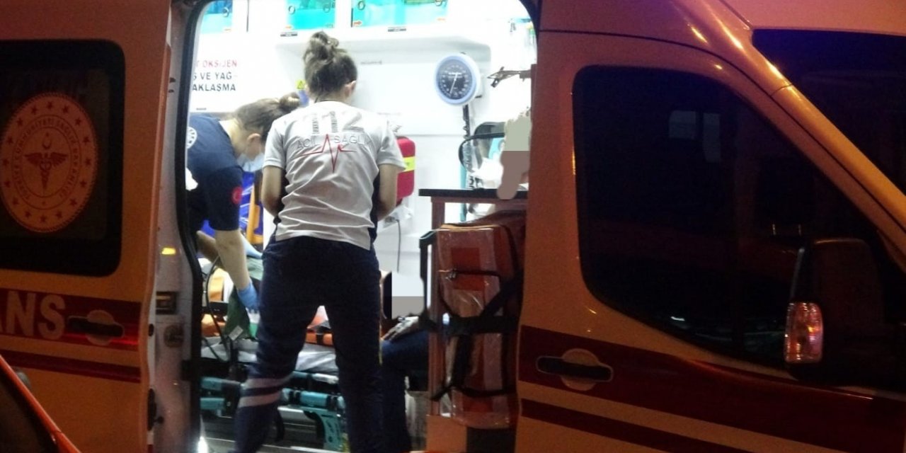 Karşıdan karşıya geçmeye çalışan 2 genç kıza otomobil çarptı