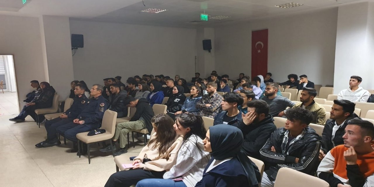 Burdur’da KYK Yurdunda öğrencilere Aile İçi ve Kadına Yönelik Şiddetle Mücadele eğitimi