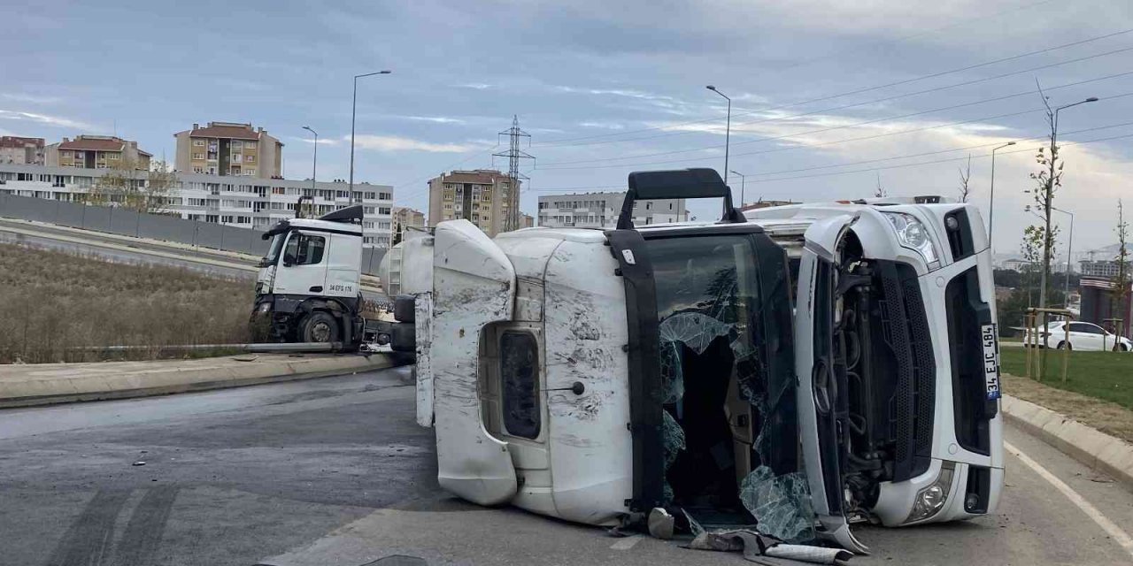 Tuzla’da atık su tankeri devrildi, yol trafiğe kapandı