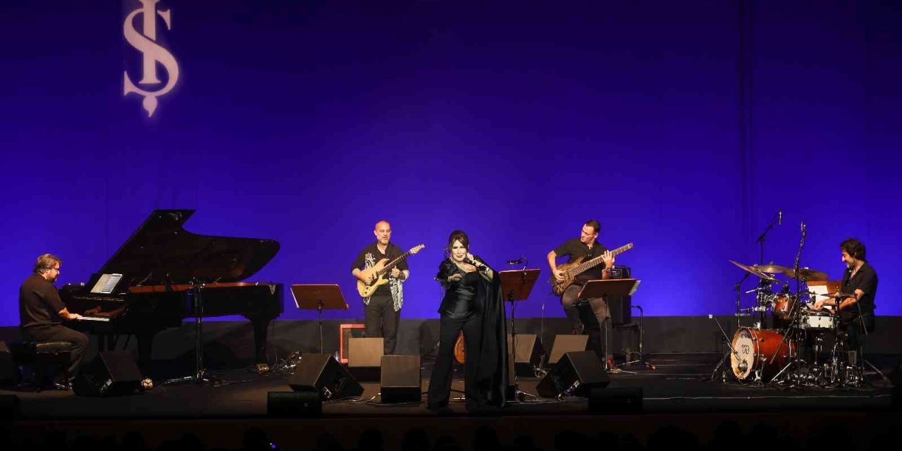 Nükhet Duru caz rüzgarı estirdi