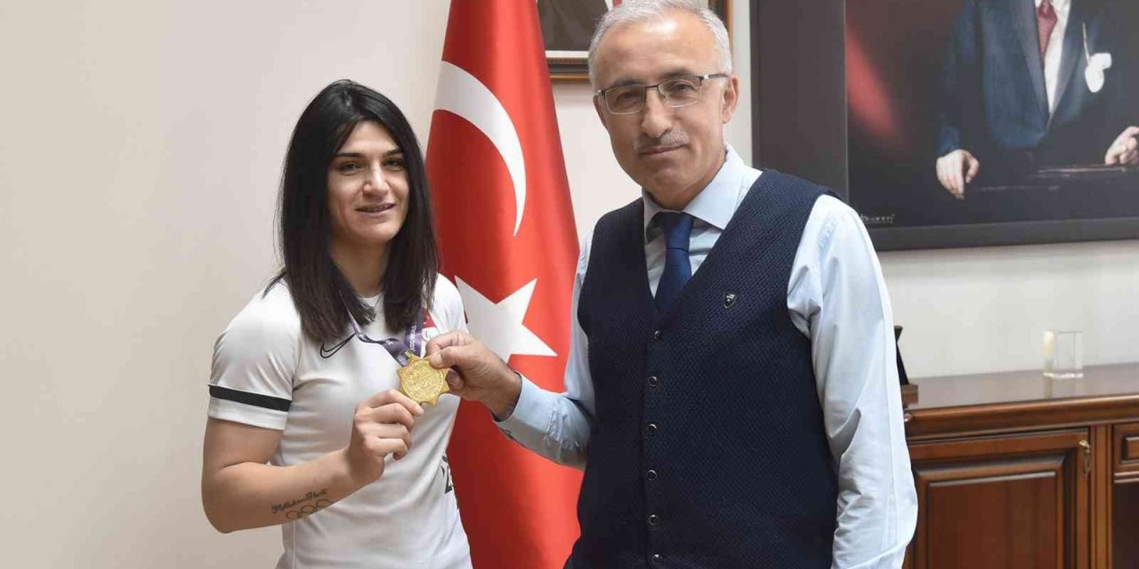 KMÜ’lü Zeynep Çelik, dünya şampiyonasından altın madalya ile döndü