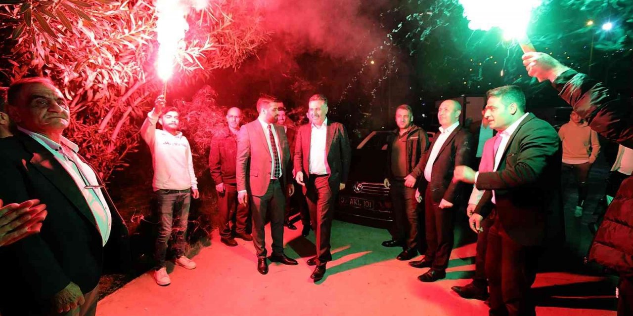 Erzurumlulardan Başkan Sandal’a meşaleli karşılama