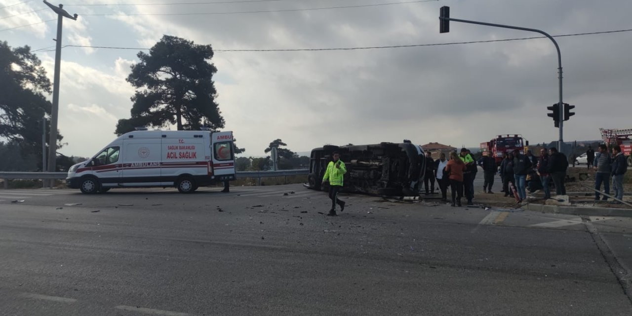 Minibüs ile otomobil çarpıştı:6 yaralı