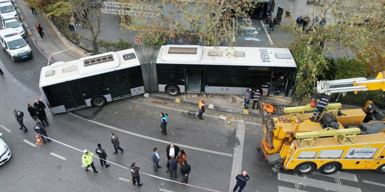 Kadıköy’de metrobüsün perondan çıkarak duvara çaptığı kaza alanı havadan görüntülendi