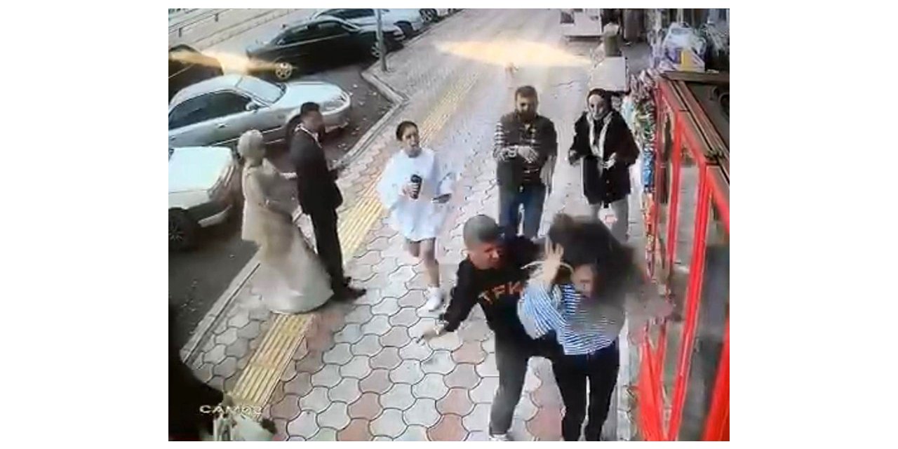 Kaldırımda yürüyen genç kızlara önce taciz, sonra darp