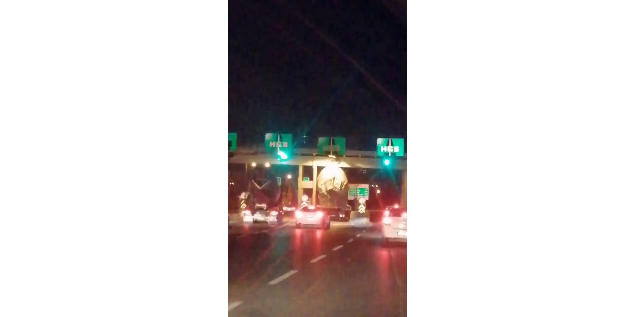 Kamyon sürücüsü yükseklik tabelasına aldırmadı, gişelerin tavanına çarptı