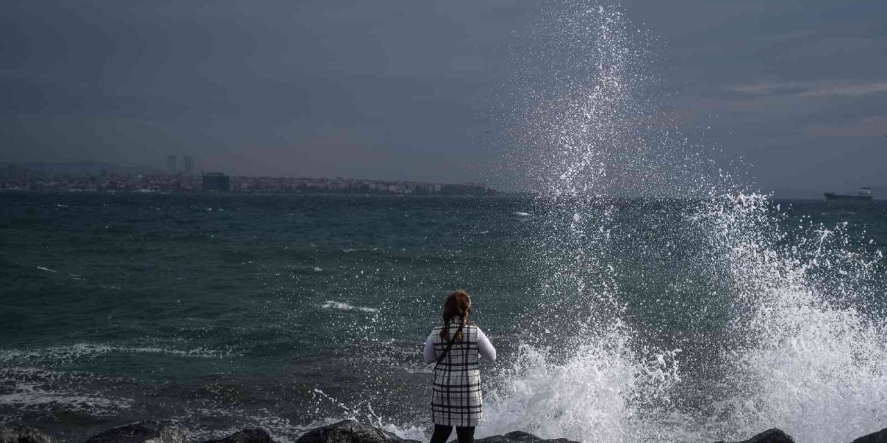 İstanbul’da şiddetli lodos etkili oluyor