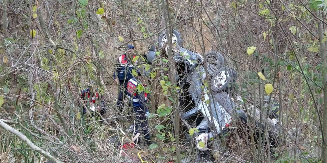 Bursa’da kontrolden çıkan otomobil 15 metre yükseklikten dereye uçtu : 1 ölü 1 yaralı
