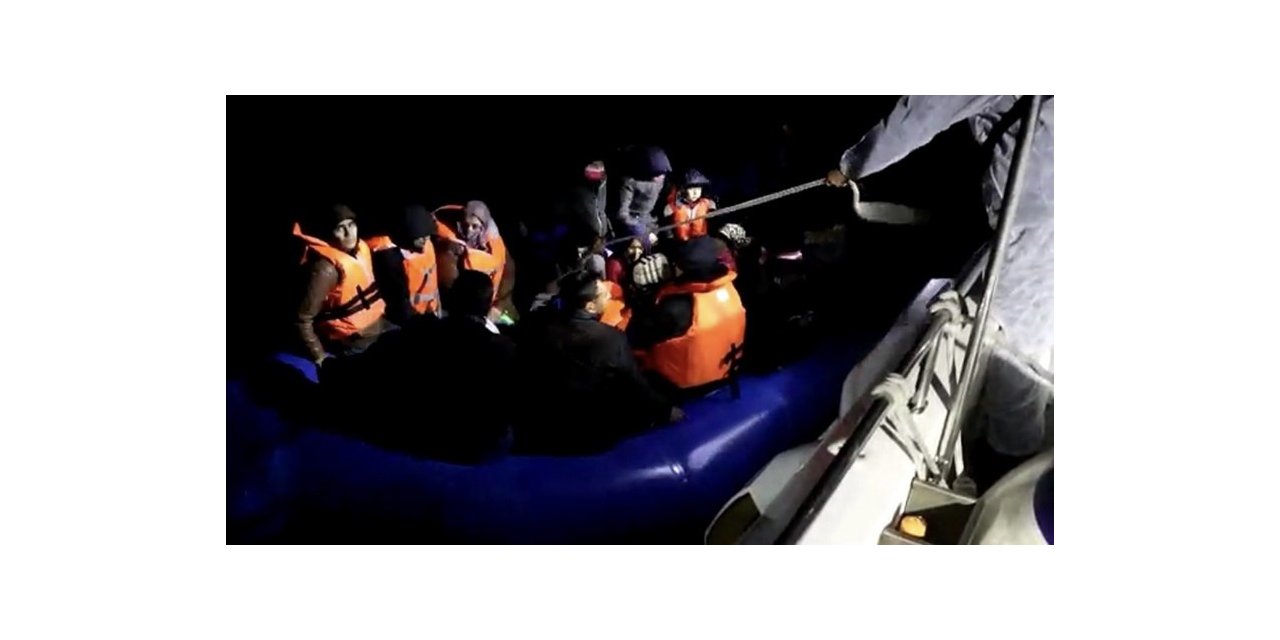 Ezine açıklarında 32 kaçak göçmen yakalandı