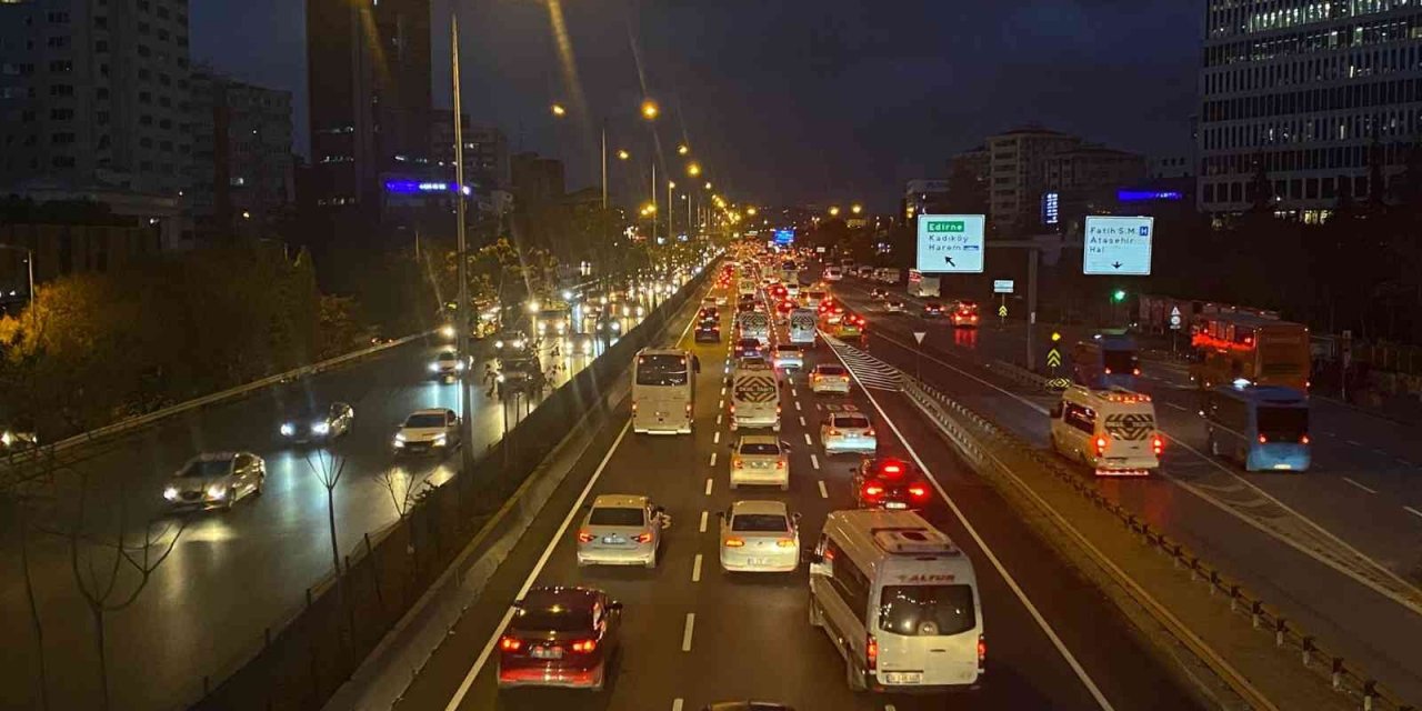 İstanbul’da haftanın son iş gününde trafik yoğunluğu yaşandı