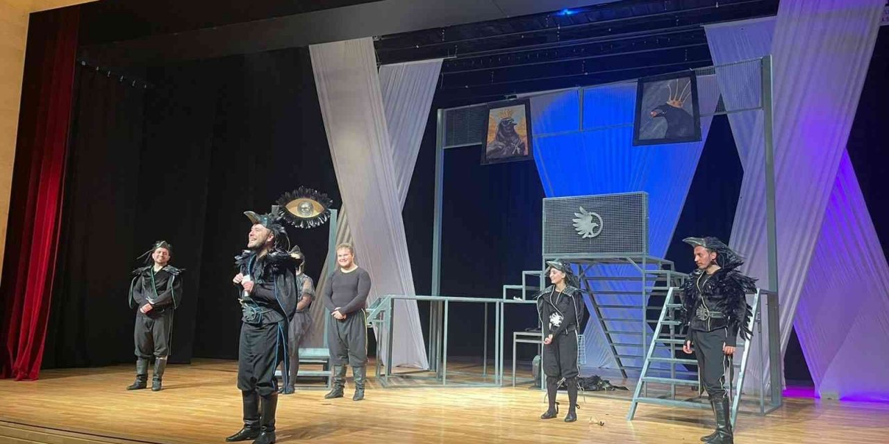 Eskişehir Sui Generis Tiyatro, yeni sezon tiyatro oyunu ‘Kargalar’ prömiyer yaptı