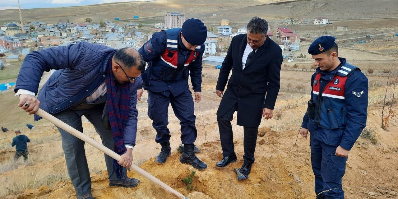 24 Kasım Öğretmenler Günü hatırasına fidanlar toprakla buluşturuldu