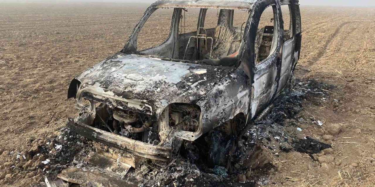 Tarlada yanan araç küle döndü