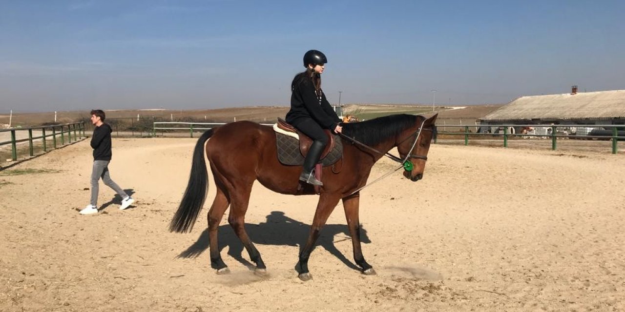 Ara tatili at üstünde geçirdiler