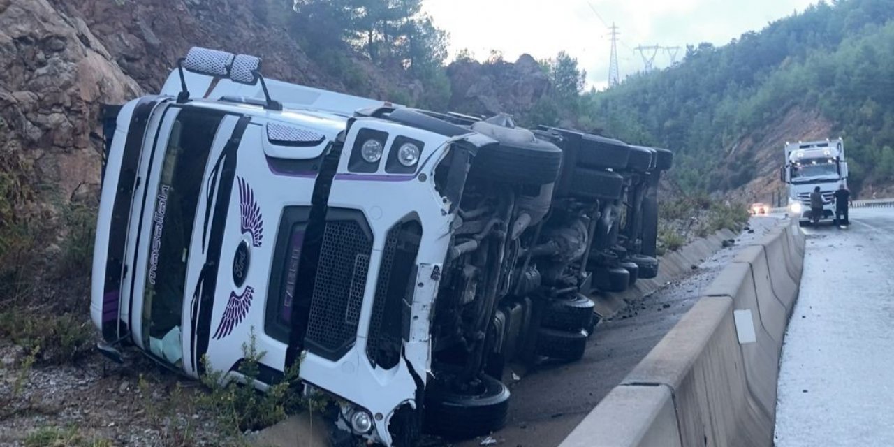 Bariyere çarpan tır şarampole devrildi: 1 yaralı