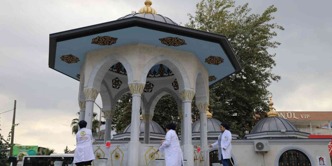 Yüreğir Belediyesi ibadethaneleri pırıl pırıl temizliyor