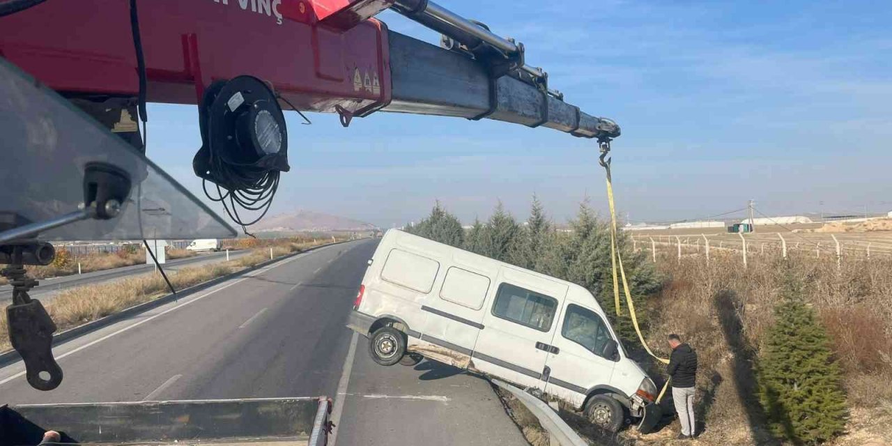 Kontrolden çıkan minibüs bariyerde askıda kaldı