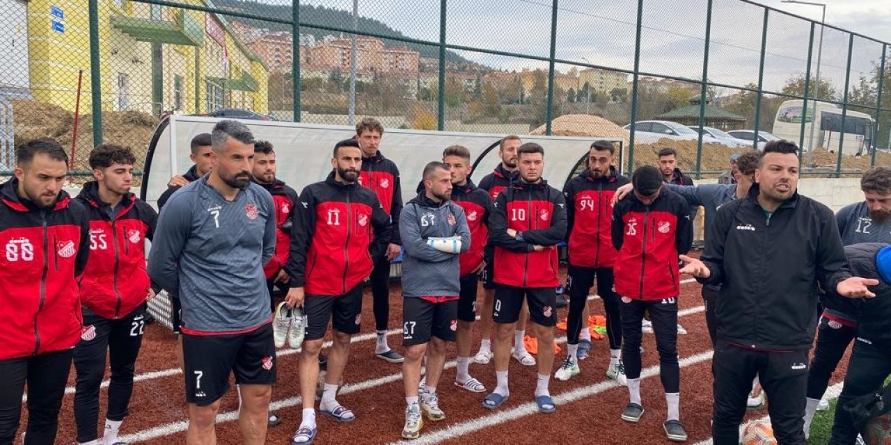 Zorlu maç öncesi eski futbolculardan 1969 Bilecik Spor Kulübü’ne destek