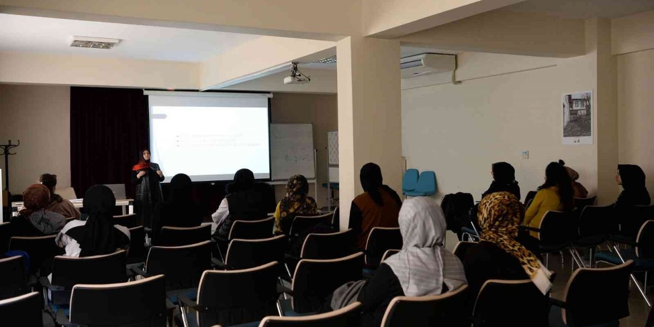 Anneler seminere, çocuklar atölyeye