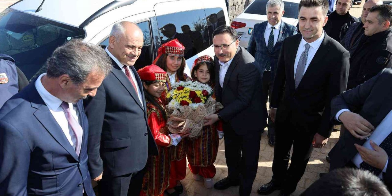 Yahyalı’da ilkokul, halı saha ve kadın kooperatifi törenle açıldı