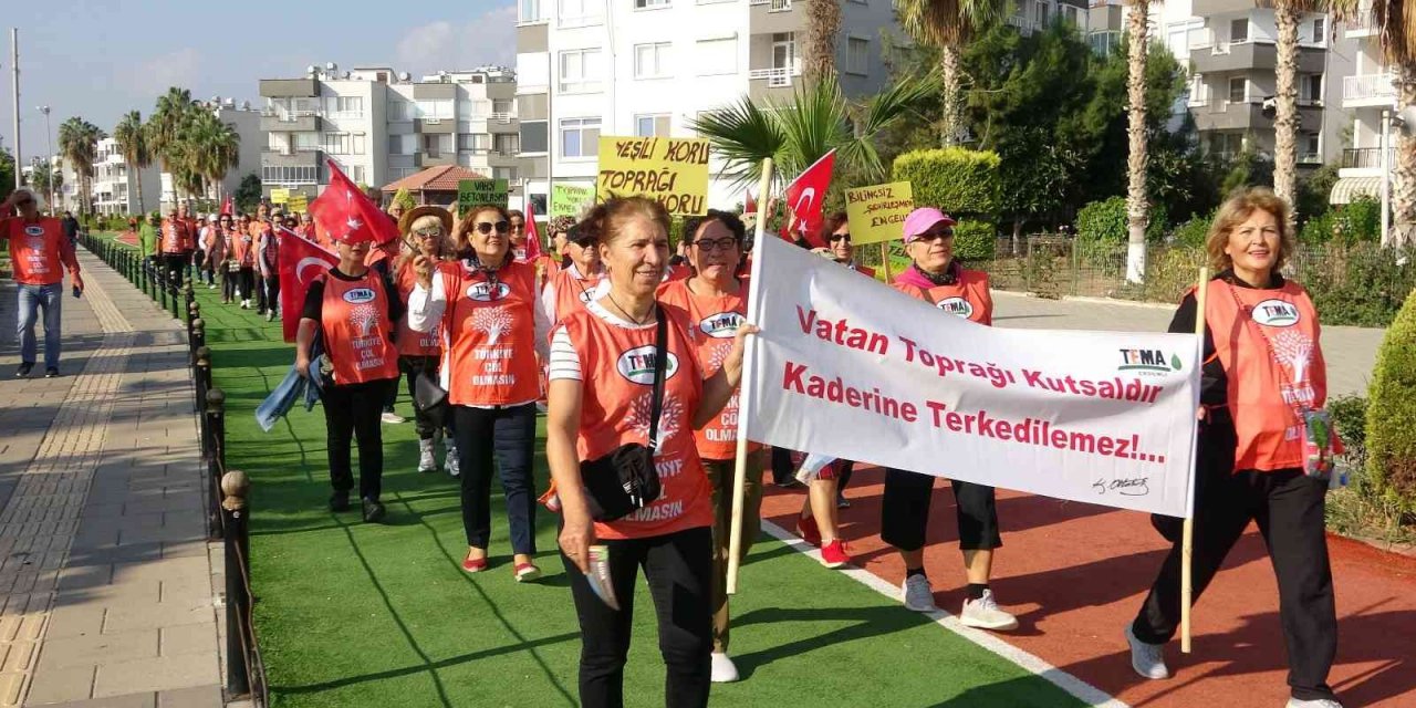 Bayraklı, sloganlı ’Toprağa Saygı’ yürüyüşü