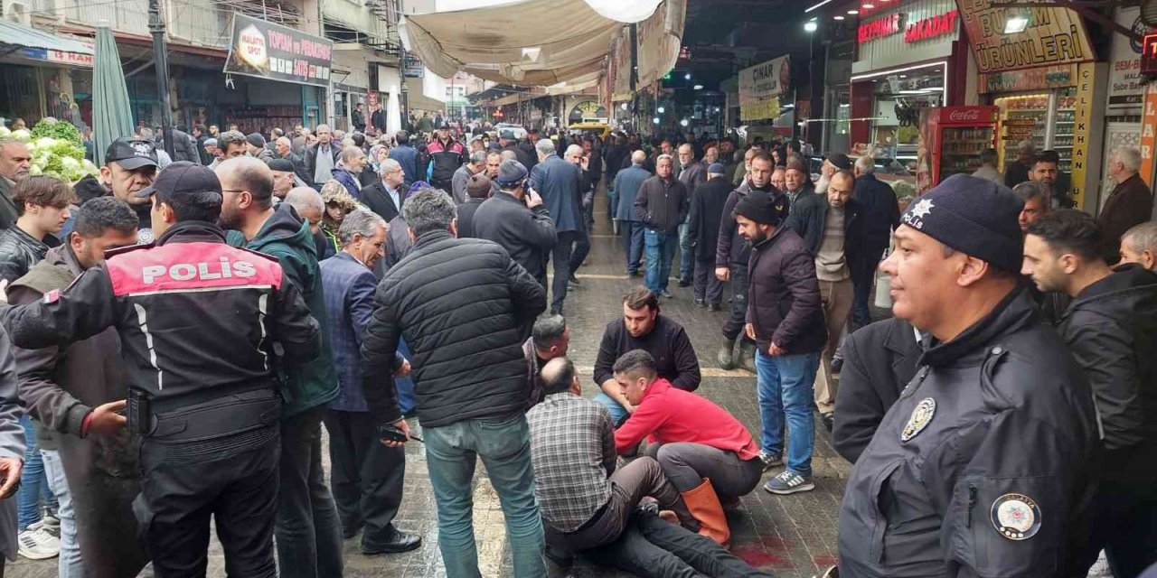 Seyyar satıcıların kavgası kanlı bitti: 1 ağır yaralı