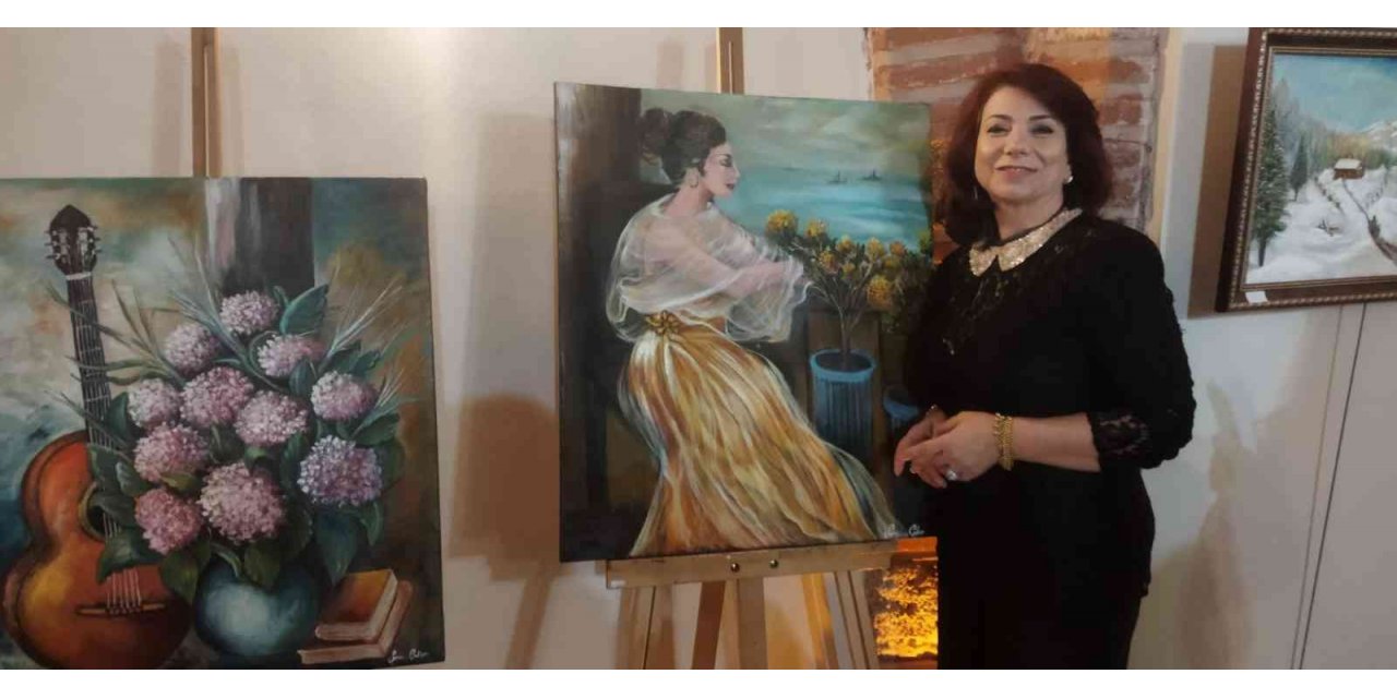 Ev hanımlığını ressamlığı taşıyan Sema Çakır, renkleri tablolarında dans ettirdi
