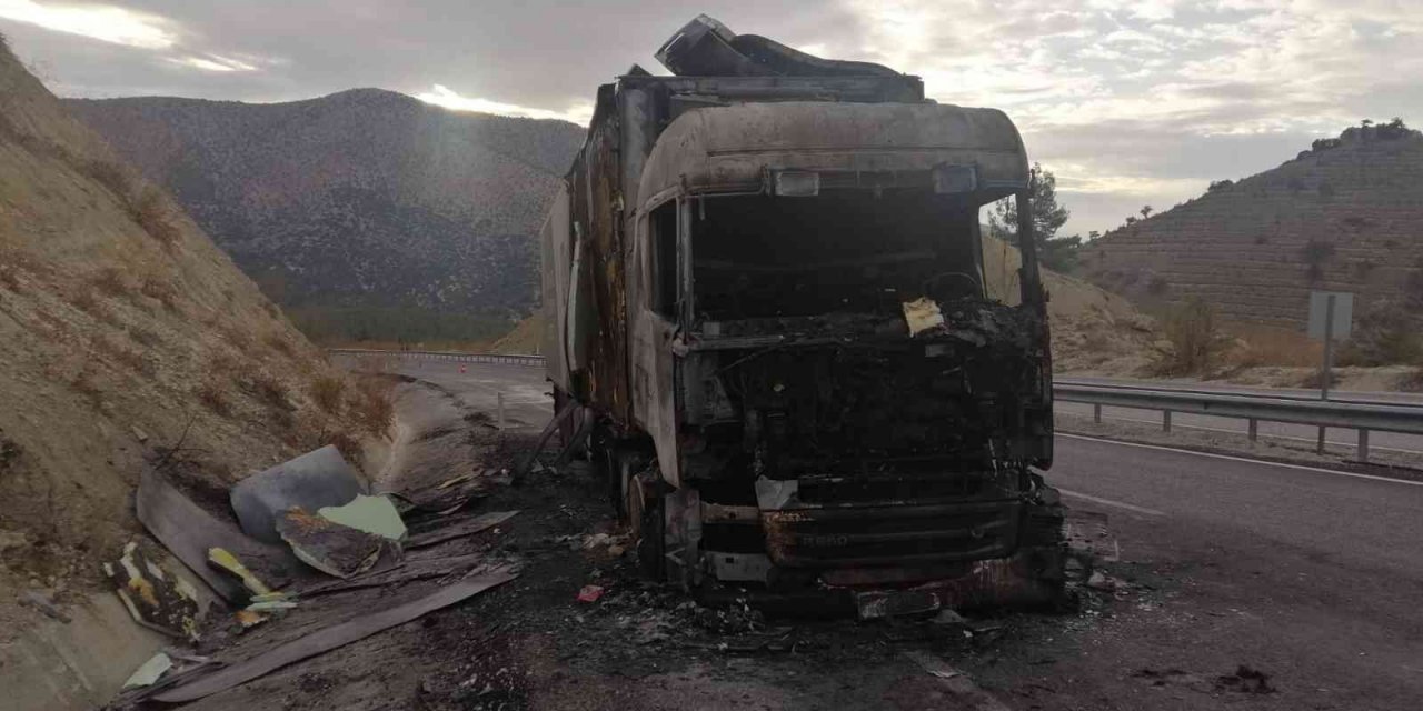 Antalya’da muz yüklü tır alev alev yandı
