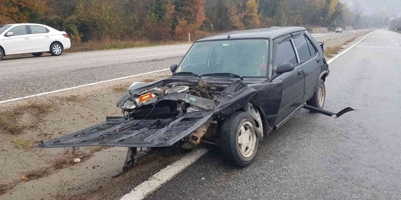 Bariyere çarpan otomobildeki yaşlı kadın hastanede hayatını kaybetti