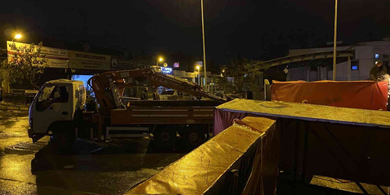 Ümraniye’de kamyon kasasında açık unutulan vinç tabelaya takıldı