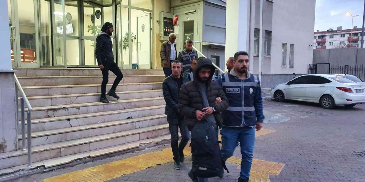 Aranan şahıslar polisten kaçamadı