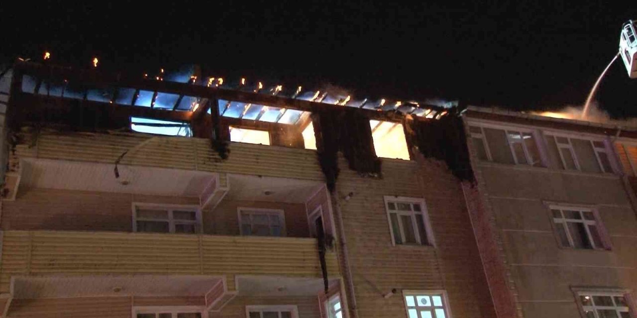 Sultanbeyli’de 3 bina alev alev yandı