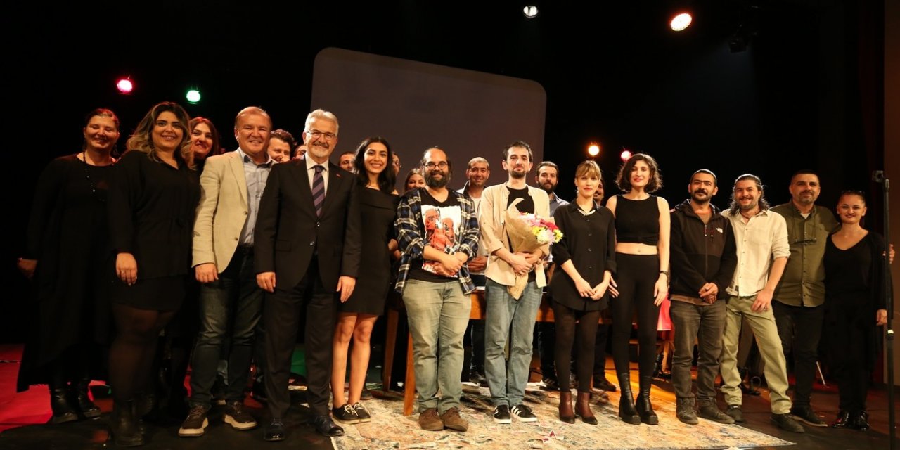 Bir kmarbazın ölüm kılavuzu izleyiciyle buluştu